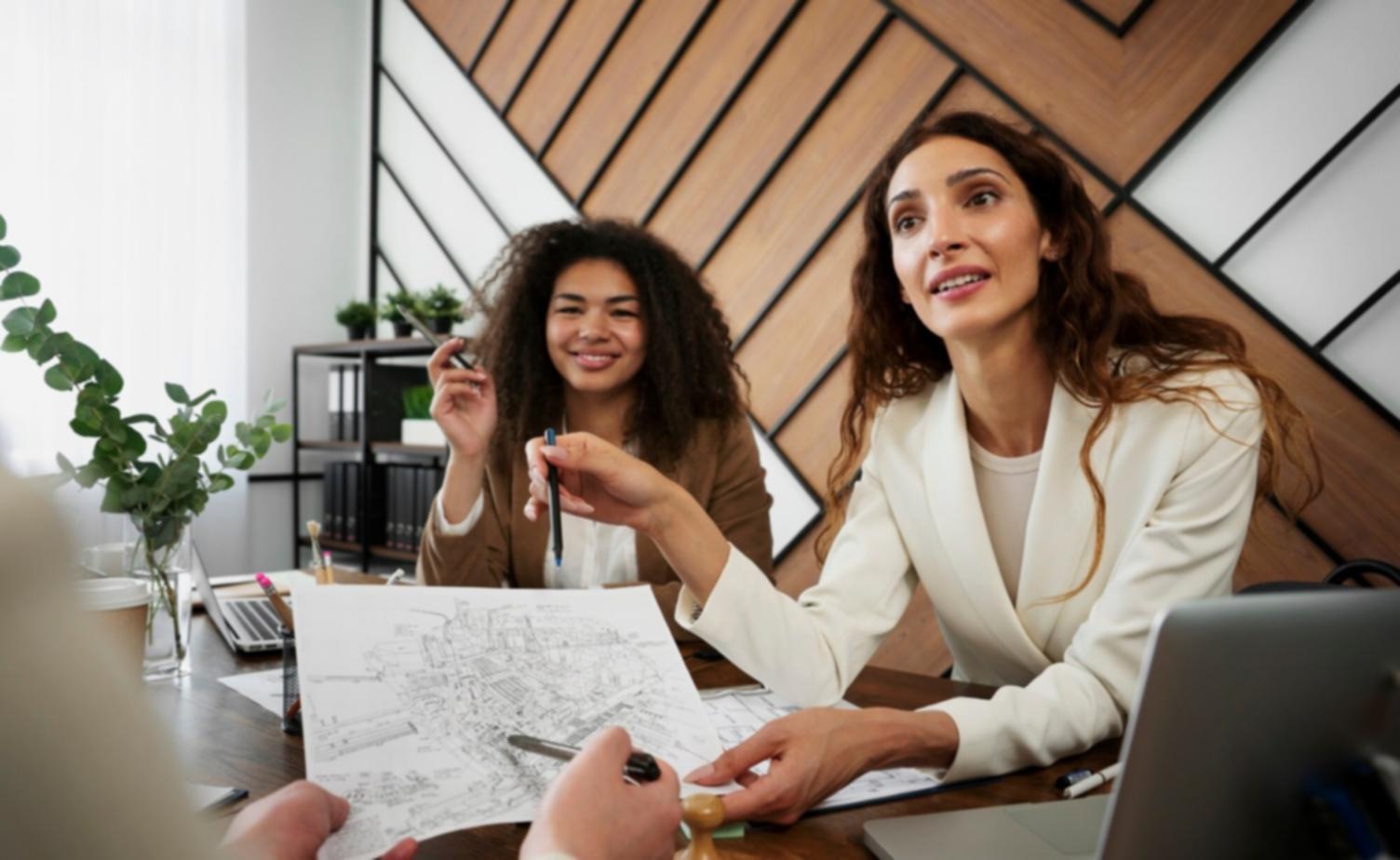 Bureau moderne avec espace de travail collaboratif à Bordeaux